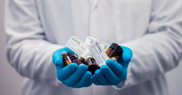 Din 1 aprilie 2021, se pot ridica medicamentele prescrise de la orice farmacie de catre persoanele asigurate